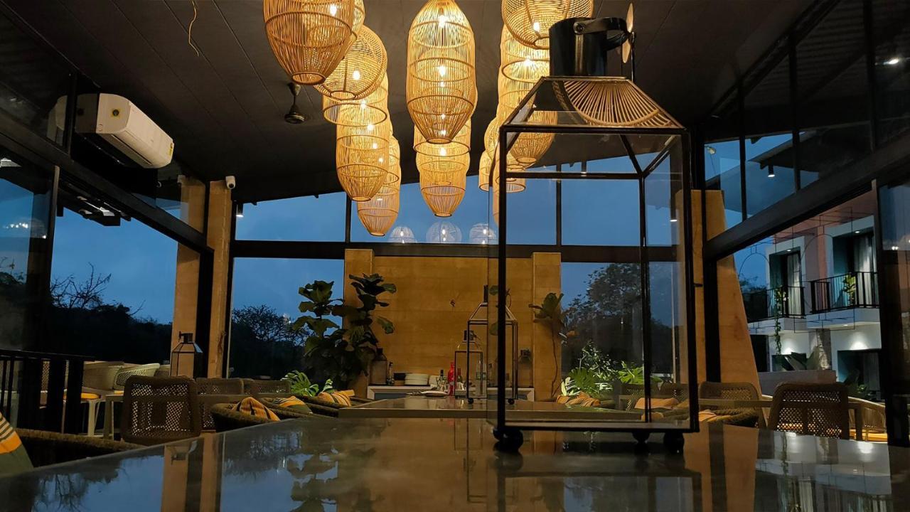 East India House Hotel Gorai Bagian luar foto