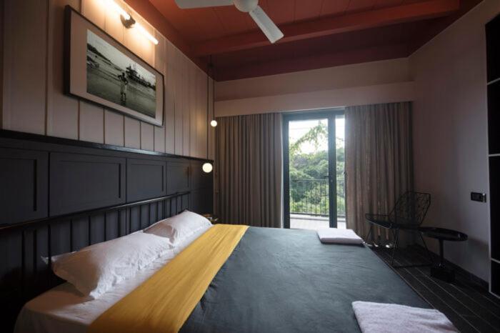 East India House Hotel Gorai Bagian luar foto