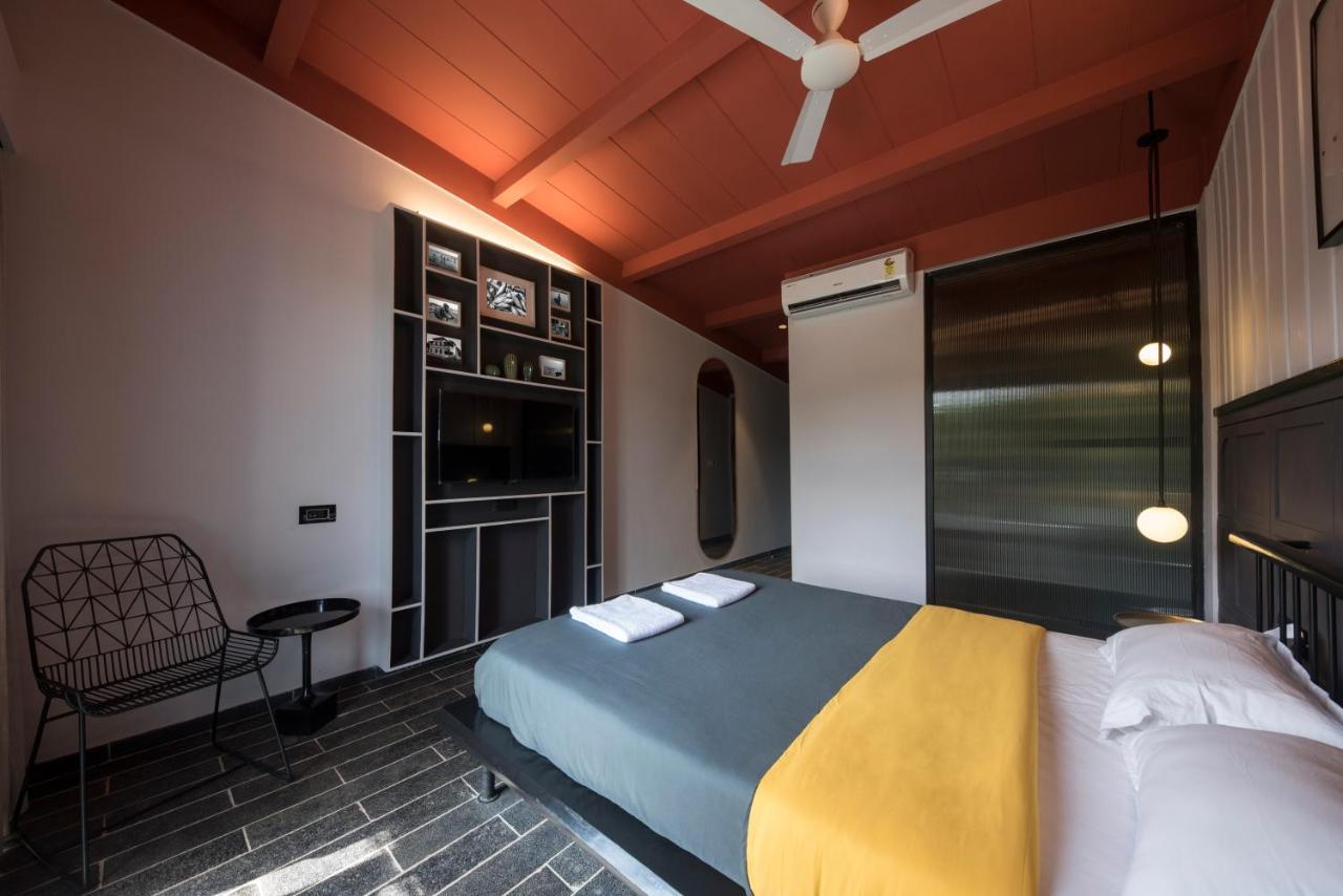 East India House Hotel Gorai Bagian luar foto