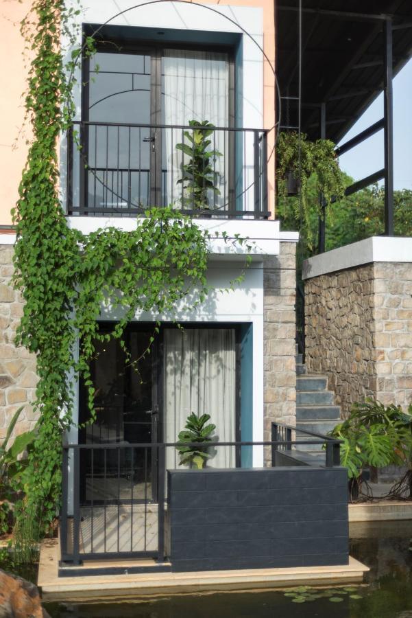 East India House Hotel Gorai Bagian luar foto